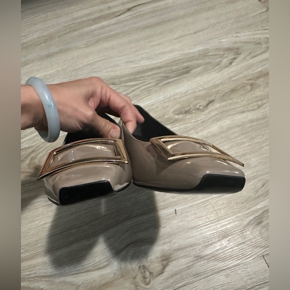 Roger Vivier Patent Leather Buckle Pumps Taupe EU 39 US 8.5 - Picture 9 of 10